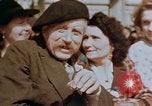 Standbild amerikanischer Soldat Paris Frankreich, 1945, aus Sekunde 58 historischem Filmmaterial Videoclip 65675049777
