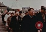 Standbild Russische Vertriebene feiern den Sieg Wiesbaden Deutschland, 1945, aus Sekunde 6 historischem Filmmaterial Videoclip 65675049786