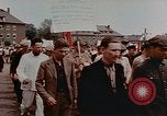 Standbild Russische Vertriebene feiern den Sieg Wiesbaden Deutschland, 1945, aus Sekunde 7 historischem Filmmaterial Videoclip 65675049786