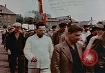 Standbild Russische Vertriebene feiern den Sieg Wiesbaden Deutschland, 1945, aus Sekunde 8 historischem Filmmaterial Videoclip 65675049786