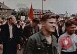 Standbild Russische Vertriebene feiern den Sieg Wiesbaden Deutschland, 1945, aus Sekunde 12 historischem Filmmaterial Videoclip 65675049786