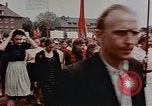 Standbild Russische Vertriebene feiern den Sieg Wiesbaden Deutschland, 1945, aus Sekunde 14 historischem Filmmaterial Videoclip 65675049786