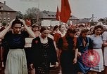 Standbild Russische Vertriebene feiern den Sieg Wiesbaden Deutschland, 1945, aus Sekunde 15 historischem Filmmaterial Videoclip 65675049786
