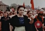 Standbild Russische Vertriebene feiern den Sieg Wiesbaden Deutschland, 1945, aus Sekunde 16 historischem Filmmaterial Videoclip 65675049786