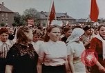 Standbild Russische Vertriebene feiern den Sieg Wiesbaden Deutschland, 1945, aus Sekunde 17 historischem Filmmaterial Videoclip 65675049786