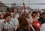 Standbild Russische Vertriebene feiern den Sieg Wiesbaden Deutschland, 1945, aus Sekunde 18 historischem Filmmaterial Videoclip 65675049786
