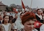 Standbild Russische Vertriebene feiern den Sieg Wiesbaden Deutschland, 1945, aus Sekunde 19 historischem Filmmaterial Videoclip 65675049786