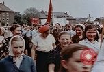 Standbild Russische Vertriebene feiern den Sieg Wiesbaden Deutschland, 1945, aus Sekunde 20 historischem Filmmaterial Videoclip 65675049786