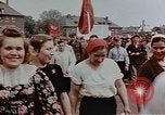 Standbild Russische Vertriebene feiern den Sieg Wiesbaden Deutschland, 1945, aus Sekunde 21 historischem Filmmaterial Videoclip 65675049786