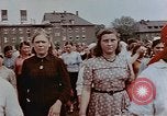 Standbild Russische Vertriebene feiern den Sieg Wiesbaden Deutschland, 1945, aus Sekunde 23 historischem Filmmaterial Videoclip 65675049786