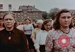 Standbild Russische Vertriebene feiern den Sieg Wiesbaden Deutschland, 1945, aus Sekunde 24 historischem Filmmaterial Videoclip 65675049786