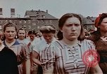Standbild Russische Vertriebene feiern den Sieg Wiesbaden Deutschland, 1945, aus Sekunde 29 historischem Filmmaterial Videoclip 65675049786