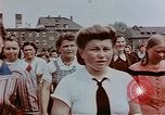 Standbild Russische Vertriebene feiern den Sieg Wiesbaden Deutschland, 1945, aus Sekunde 30 historischem Filmmaterial Videoclip 65675049786