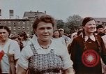Standbild Russische Vertriebene feiern den Sieg Wiesbaden Deutschland, 1945, aus Sekunde 31 historischem Filmmaterial Videoclip 65675049786