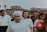 Standbild Russische Vertriebene feiern den Sieg Wiesbaden Deutschland, 1945, aus Sekunde 34 historischem Filmmaterial Videoclip 65675049786