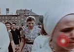 Standbild Russische Vertriebene feiern den Sieg Wiesbaden Deutschland, 1945, aus Sekunde 35 historischem Filmmaterial Videoclip 65675049786