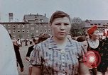 Standbild Russische Vertriebene feiern den Sieg Wiesbaden Deutschland, 1945, aus Sekunde 36 historischem Filmmaterial Videoclip 65675049786