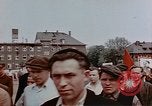 Standbild Russische Vertriebene feiern den Sieg Wiesbaden Deutschland, 1945, aus Sekunde 42 historischem Filmmaterial Videoclip 65675049786