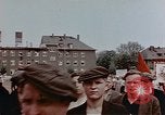 Standbild Russische Vertriebene feiern den Sieg Wiesbaden Deutschland, 1945, aus Sekunde 43 historischem Filmmaterial Videoclip 65675049786
