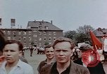 Standbild Russische Vertriebene feiern den Sieg Wiesbaden Deutschland, 1945, aus Sekunde 44 historischem Filmmaterial Videoclip 65675049786