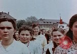 Standbild Russische Vertriebene feiern den Sieg Wiesbaden Deutschland, 1945, aus Sekunde 47 historischem Filmmaterial Videoclip 65675049786
