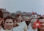 Standbild Russische Vertriebene feiern den Sieg Wiesbaden Deutschland, 1945, aus Sekunde 48 historischem Filmmaterial Videoclip 65675049786