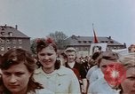 Standbild Russische Vertriebene feiern den Sieg Wiesbaden Deutschland, 1945, aus Sekunde 49 historischem Filmmaterial Videoclip 65675049786
