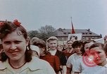 Standbild Russische Vertriebene feiern den Sieg Wiesbaden Deutschland, 1945, aus Sekunde 50 historischem Filmmaterial Videoclip 65675049786