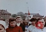 Standbild Russische Vertriebene feiern den Sieg Wiesbaden Deutschland, 1945, aus Sekunde 51 historischem Filmmaterial Videoclip 65675049786