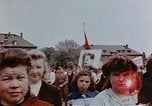 Standbild Russische Vertriebene feiern den Sieg Wiesbaden Deutschland, 1945, aus Sekunde 52 historischem Filmmaterial Videoclip 65675049786