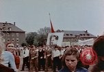 Standbild Russische Vertriebene feiern den Sieg Wiesbaden Deutschland, 1945, aus Sekunde 53 historischem Filmmaterial Videoclip 65675049786