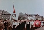 Standbild Russische Vertriebene feiern den Sieg Wiesbaden Deutschland, 1945, aus Sekunde 56 historischem Filmmaterial Videoclip 65675049786