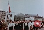 Standbild Russische Vertriebene feiern den Sieg Wiesbaden Deutschland, 1945, aus Sekunde 57 historischem Filmmaterial Videoclip 65675049786