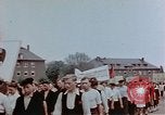 Standbild Russische Vertriebene feiern den Sieg Wiesbaden Deutschland, 1945, aus Sekunde 59 historischem Filmmaterial Videoclip 65675049786