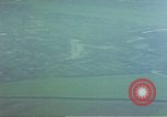 Standbild strafing ein Fahrzeug europäische Theater, 1945, aus Sekunde 6 historischem Filmmaterial Videoclip 65675049802
