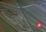 Standbild strafing ein Fahrzeug europäische Theater, 1945, aus Sekunde 11 historischem Filmmaterial Videoclip 65675049802