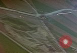 Standbild strafing ein Fahrzeug europäische Theater, 1945, aus Sekunde 12 historischem Filmmaterial Videoclip 65675049802