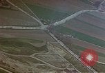 Standbild strafing ein Fahrzeug europäische Theater, 1945, aus Sekunde 13 historischem Filmmaterial Videoclip 65675049802