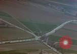 Standbild strafing ein Fahrzeug europäische Theater, 1945, aus Sekunde 14 historischem Filmmaterial Videoclip 65675049802