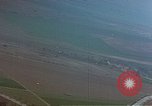 Standbild strafing ein Fahrzeug europäische Theater, 1945, aus Sekunde 15 historischem Filmmaterial Videoclip 65675049802