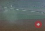 Standbild strafing ein Fahrzeug europäische Theater, 1945, aus Sekunde 17 historischem Filmmaterial Videoclip 65675049802