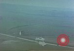 Standbild strafing ein Fahrzeug europäische Theater, 1945, aus Sekunde 19 historischem Filmmaterial Videoclip 65675049802