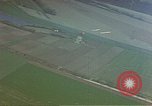 Standbild strafing ein Fahrzeug europäische Theater, 1945, aus Sekunde 21 historischem Filmmaterial Videoclip 65675049802
