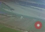 Standbild strafing ein Fahrzeug europäische Theater, 1945, aus Sekunde 22 historischem Filmmaterial Videoclip 65675049802