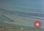 Standbild strafing ein Fahrzeug europäische Theater, 1945, aus Sekunde 23 historischem Filmmaterial Videoclip 65675049802