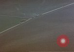 Standbild strafing ein Fahrzeug europäische Theater, 1945, aus Sekunde 28 historischem Filmmaterial Videoclip 65675049802