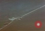 Standbild strafing ein Fahrzeug europäische Theater, 1945, aus Sekunde 30 historischem Filmmaterial Videoclip 65675049802