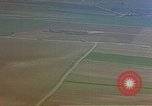 Standbild strafing ein Fahrzeug europäische Theater, 1945, aus Sekunde 33 historischem Filmmaterial Videoclip 65675049802