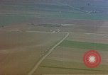 Standbild strafing ein Fahrzeug europäische Theater, 1945, aus Sekunde 34 historischem Filmmaterial Videoclip 65675049802
