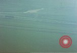 Standbild strafing ein Fahrzeug europäische Theater, 1945, aus Sekunde 40 historischem Filmmaterial Videoclip 65675049802